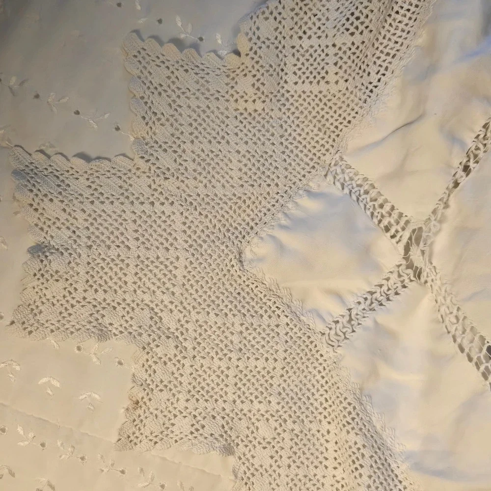 Off‎ White Linen Hand Embroidered Crochet Lace Bedspread Victorian Clover Vtg